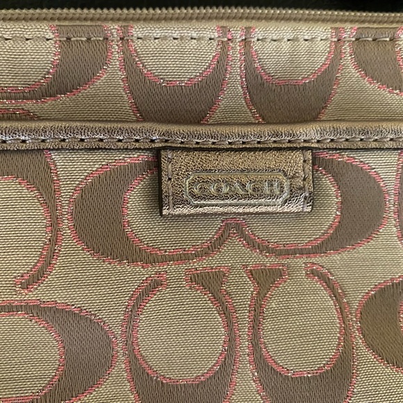 ❌❌ SOLD ❌❌ Coach light khaki and gold Wristlet NWT never worn, tag attached - Picture 5 of 6